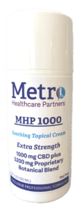 Frasco de crema tópica calmante con CBD de potencia extra MHP 1000 de Metro Healthcare Partners para el alivio natural del dolor y la inflamación