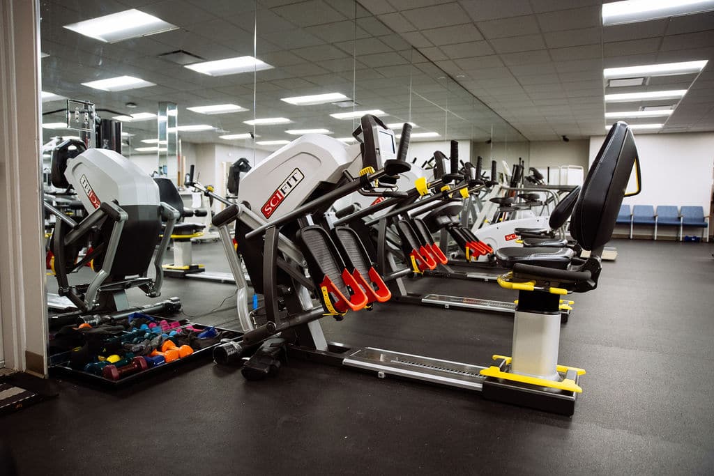 Aparatos de gimnasia en un centro de rehabilitación de Brooklyn