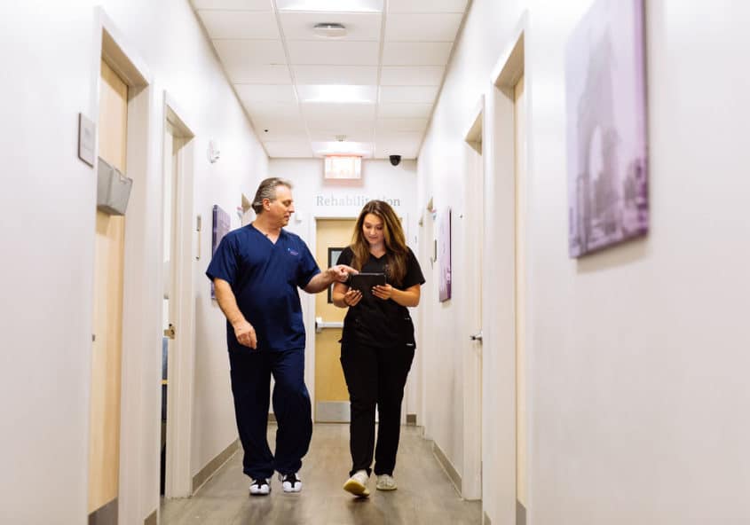 Доктор Ник Чиаппетта, ортопед из Metro Healthcare Partners в Бруклине, уверенно идет по коридору клиники.