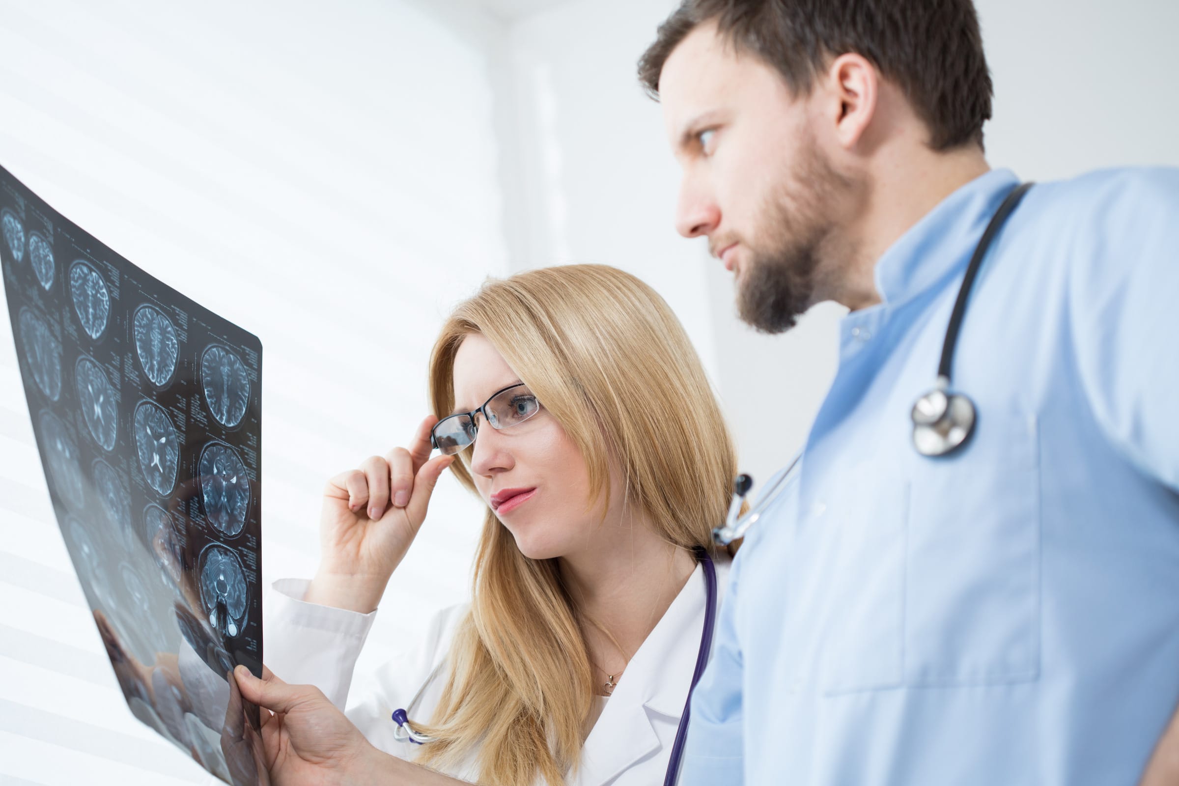 Jóvenes neurólogos leen resonancias magnéticas cerebrales en un hospital